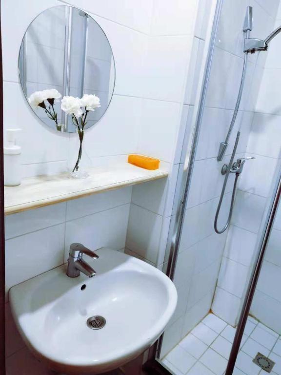 Cozy Rooms With Share The Bathroom And Kitchen بروكسل المظهر الخارجي الصورة