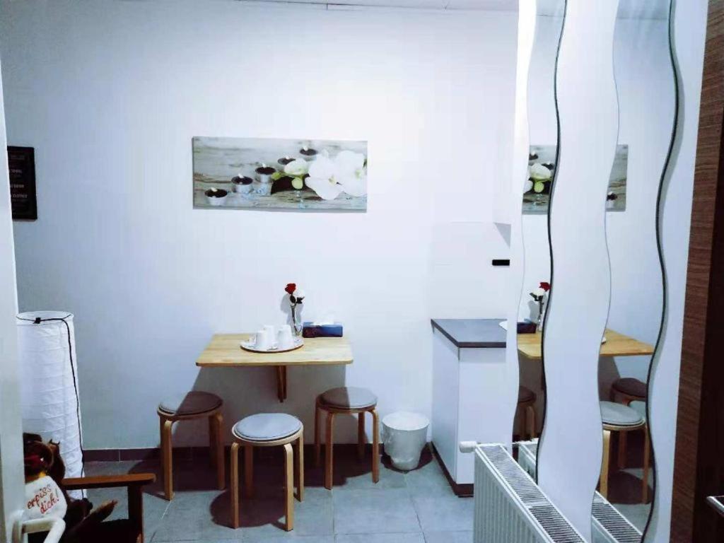 Cozy Rooms With Share The Bathroom And Kitchen بروكسل المظهر الخارجي الصورة